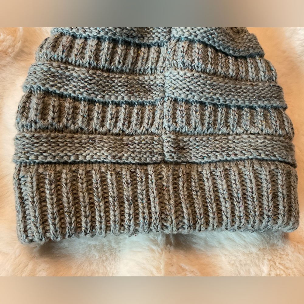 NEW•SO Women’s Gray Glitter Glam Ponytail Knit Beanie - Picture 6 of 6